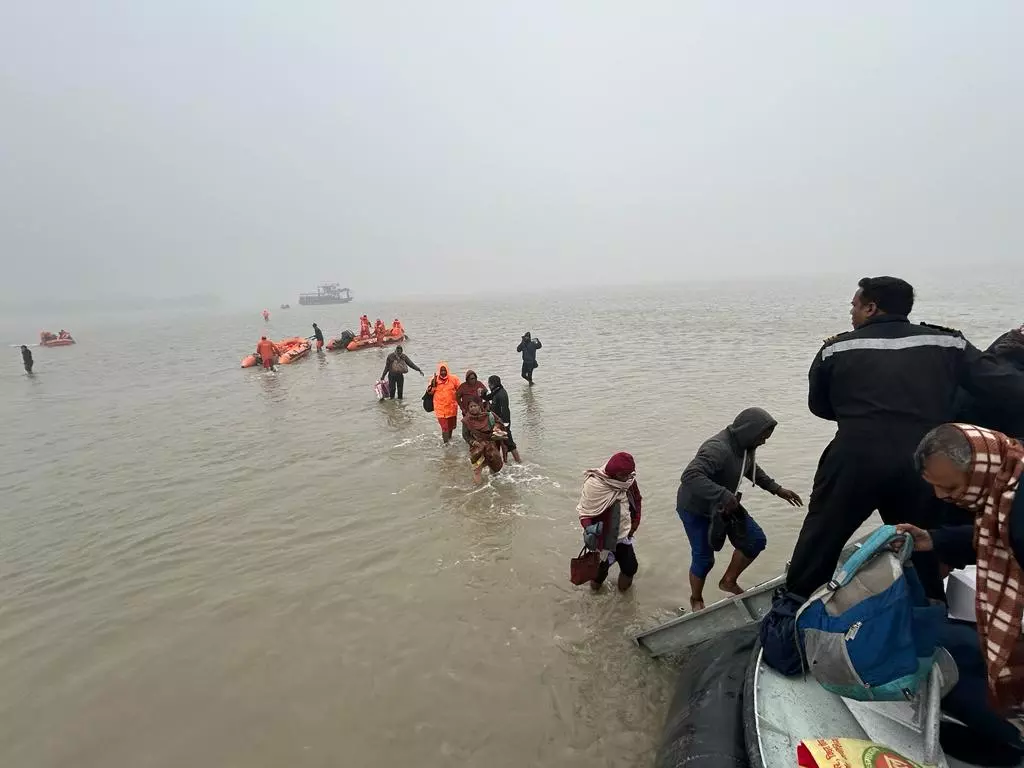 Indian Coast Guard Rescues 182 Pilgrims in Swift Operation near Kakdwip Indian Coast Guard Rescues 182 Pilgrims in Swift Operation near Kakdwip