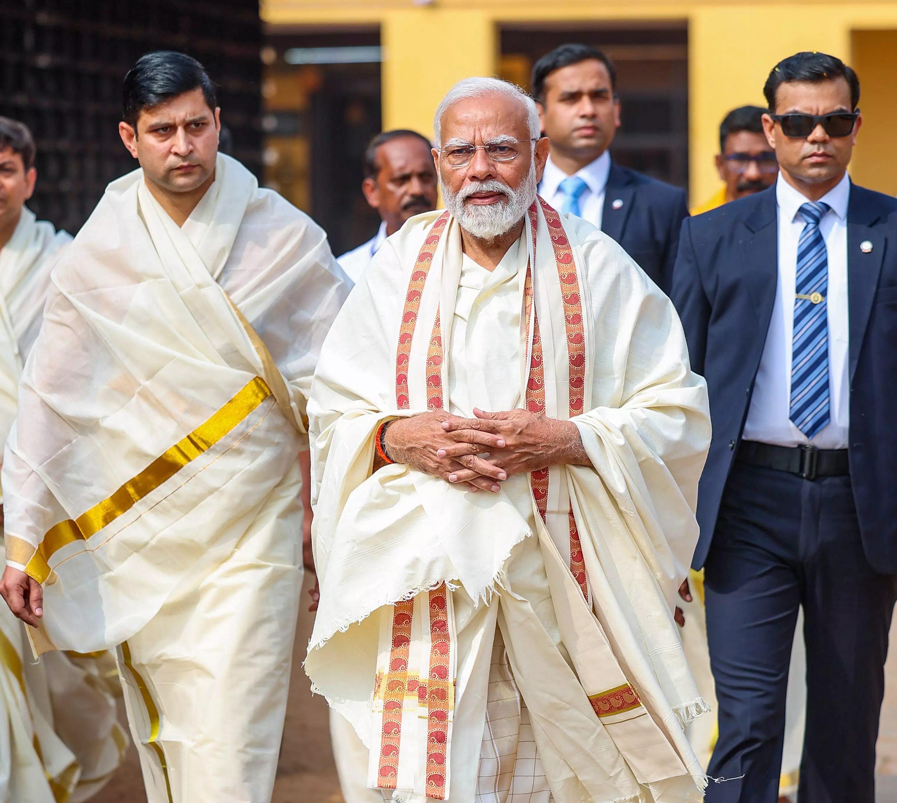 Kerala: PM Modi performs puja, darshan at Guruvayur Temple Kerala: PM Modi performs puja, darshan at Guruvayur Temple