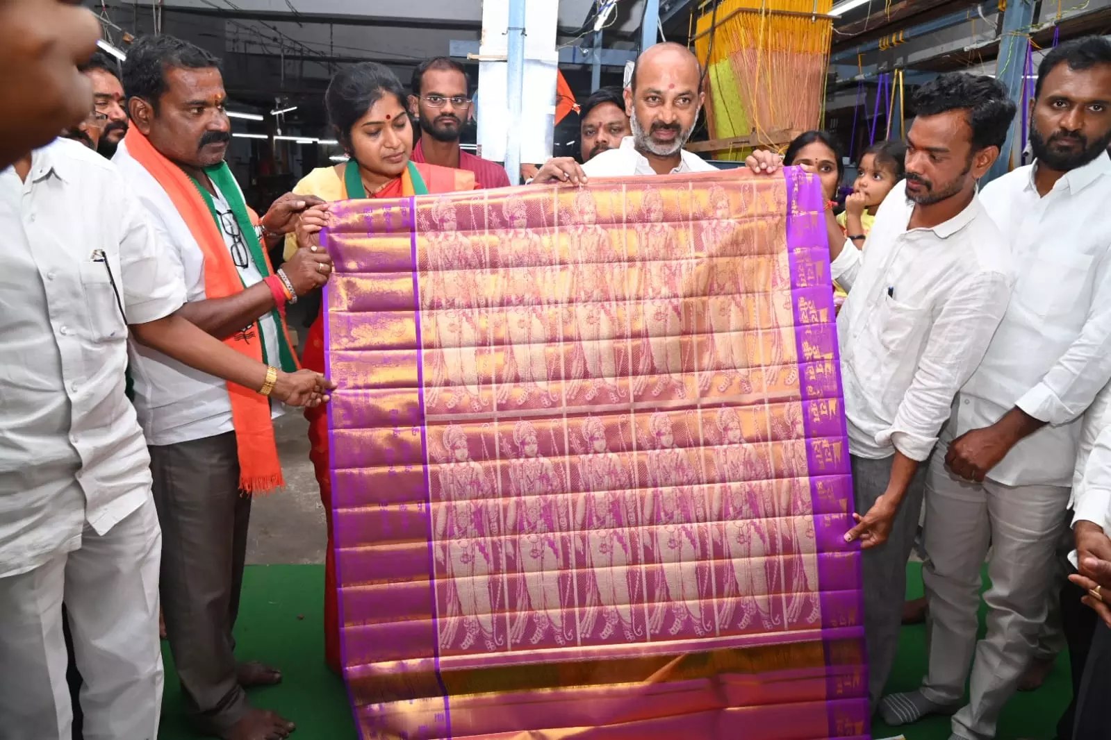 Sircilla weaver to offer gold sari to Lord Rama in Ayodhya