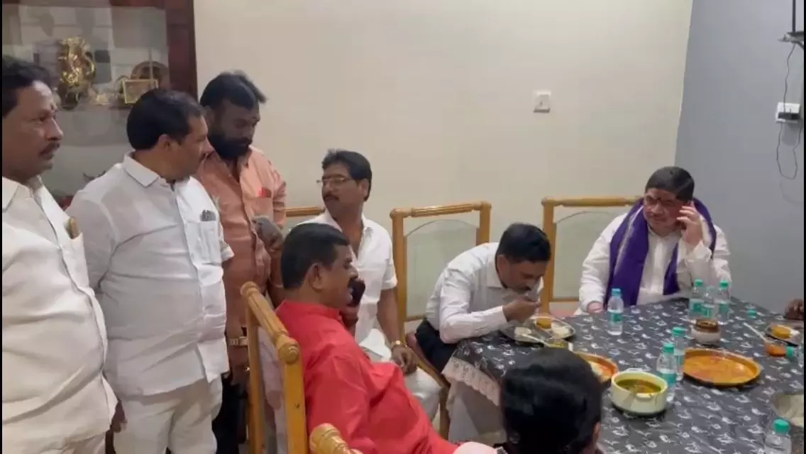 Ponnam Prabhakar visits Prakash Goud, Swamy Goud