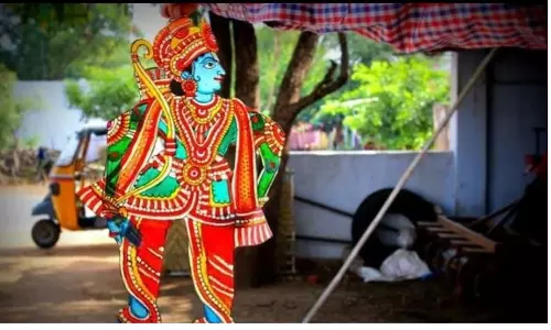 Puppet show artists in pathetic condition