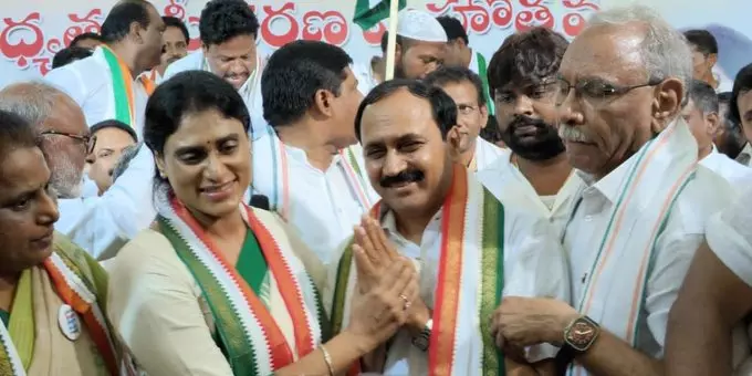 AP: Sharmila lashes out at YSRC, TD for failing to get special status