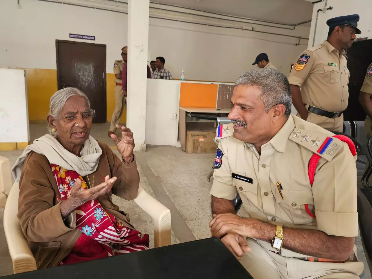 Chikkadpally Police Gives Patient Hearing to a Lost Elderly Woman