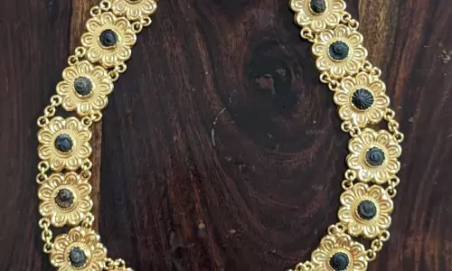 Kashi Matt pontiff offers golden necklace to Lord Rama