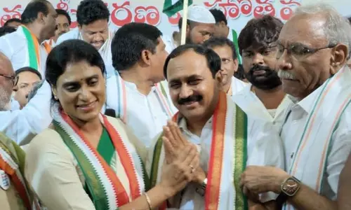 AP: Sharmila lashes out at YSRC, TD for failing to get special status