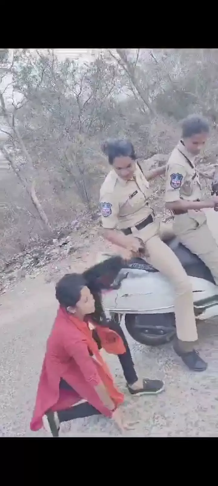 Women police constables manhandle ABVP leader