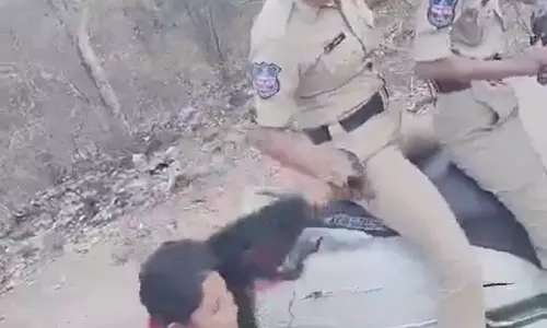 Women police constables manhandle ABVP leader