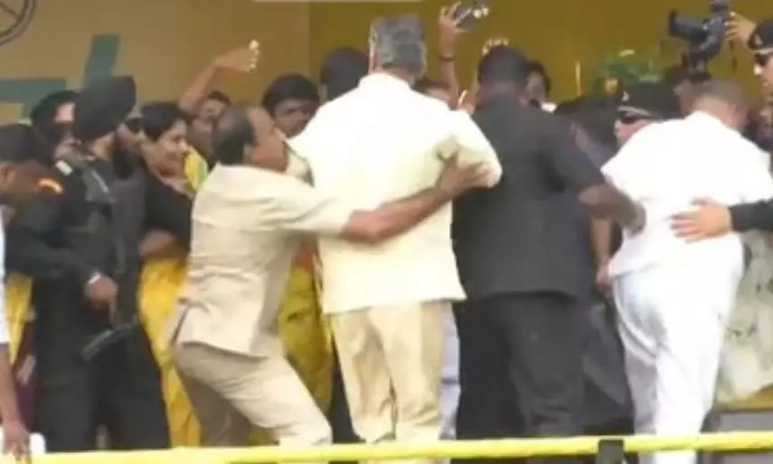 Chandrababu Naidus Near Fall Prevented by Security in Rajahmundry Chandrababu Naidus Near Fall Prevented by Security in Rajahmundry