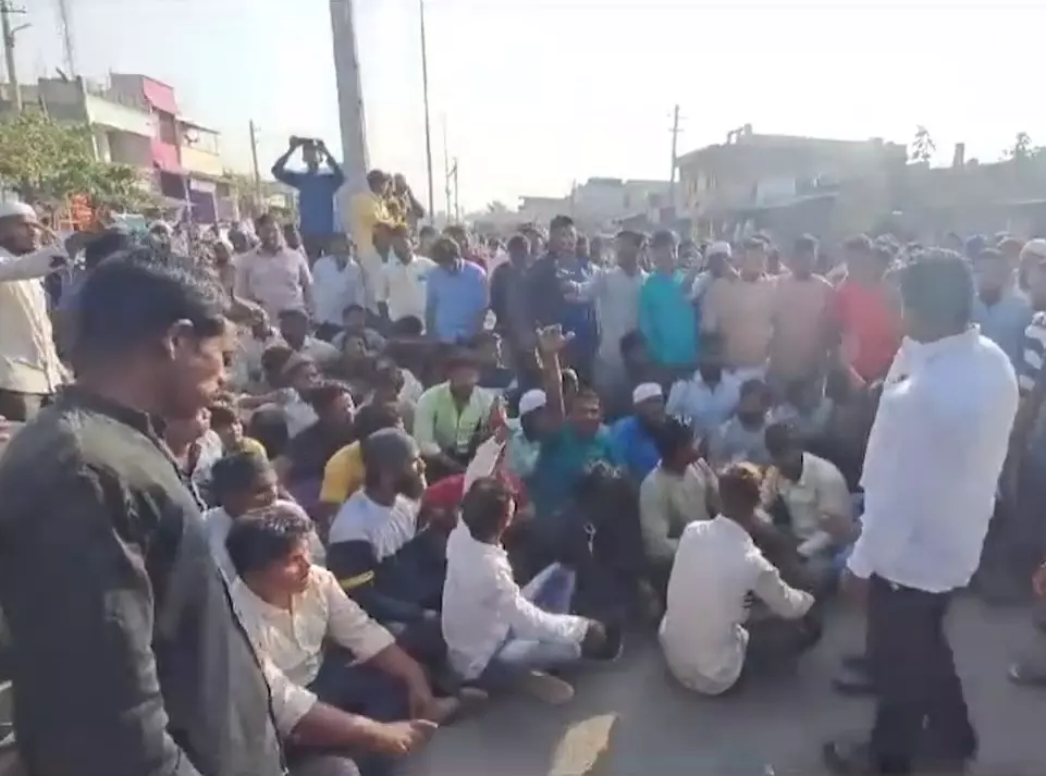 Tension Grips Sirwar After Tipu Statue Garlanded with Slippers Tension Grips Sirwar After Tipu Statue Garlanded with Slippers