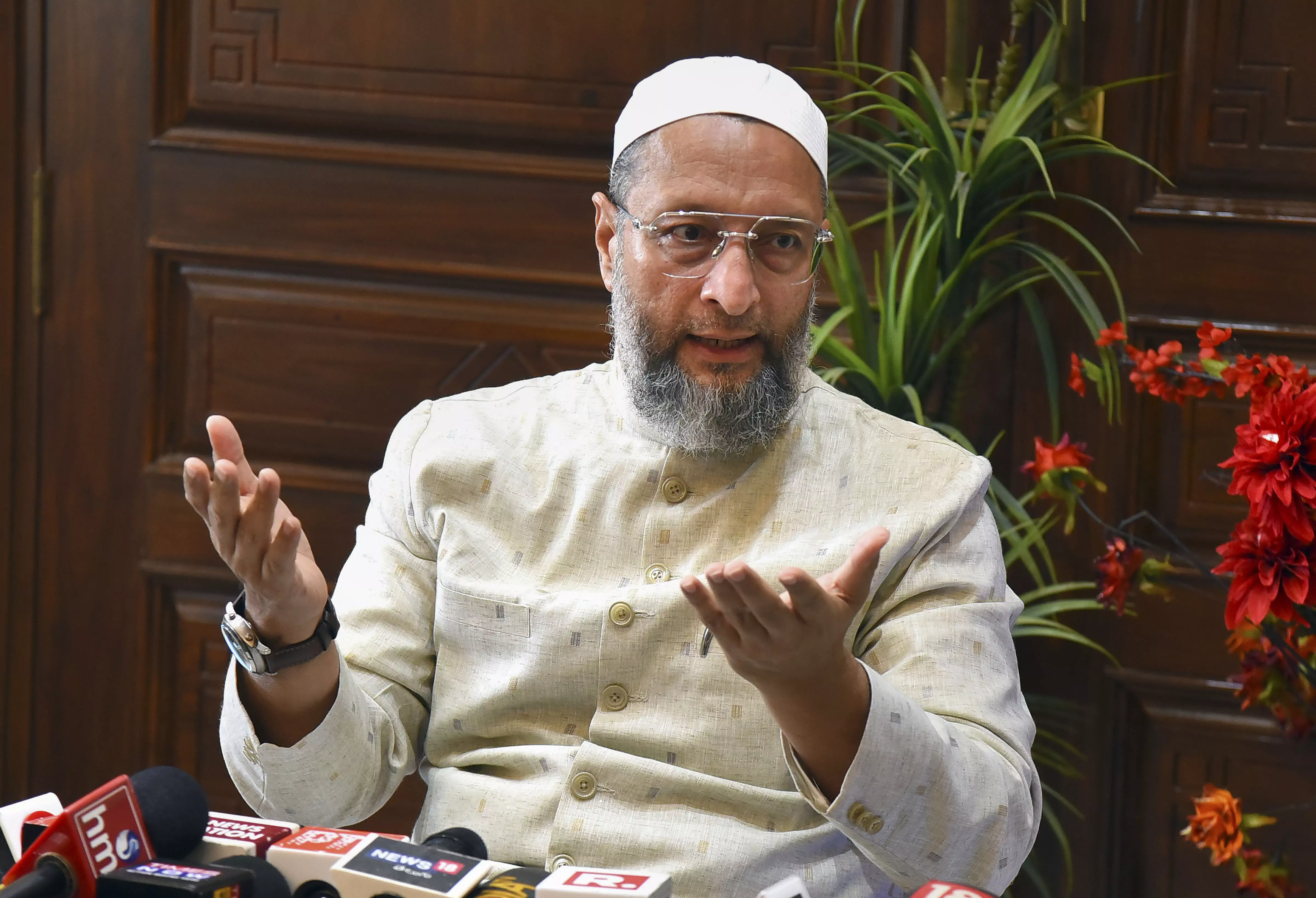 Owaisi Mocks Bharat Ratna for Advani, Slams Modi Govt Owaisi Mocks Bharat Ratna for Advani, Slams Modi Govt