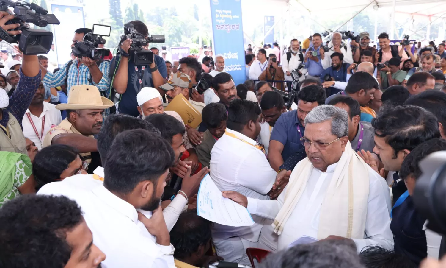 Karnataka CMs Janaspandana Received 11,000 Applications