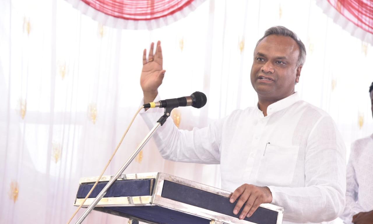 Priyank Kharge Slams Eshwarappa, Lauds Janaspandana Program Priyank Kharge Slams Eshwarappa, Lauds Janaspandana Program