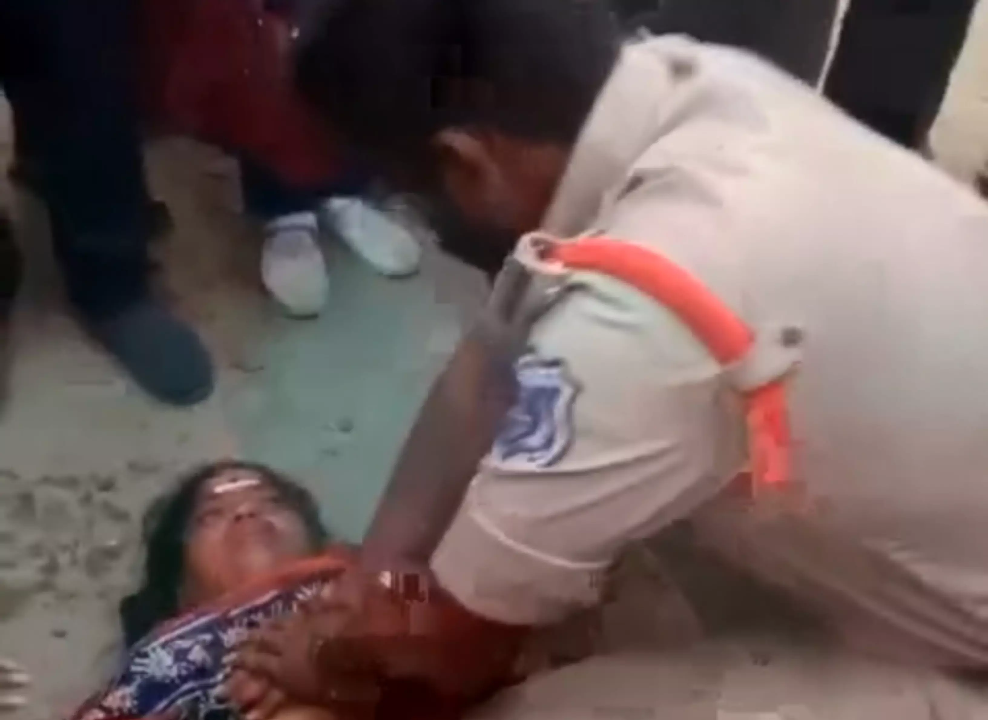 Cop Gives CPR to Save Womans Life Cop Gives CPR to Save Womans Life