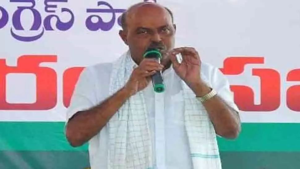 MLA Distributes Insurance Certificates To Auto Drivers MLA Distributes Insurance Certificates To Auto Drivers