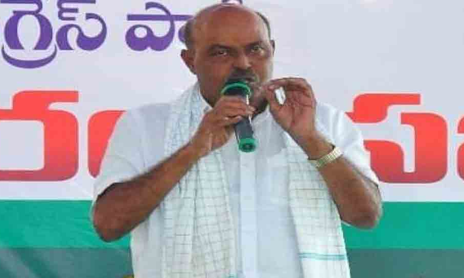 MLA Distributes Insurance Certificates To Auto Drivers