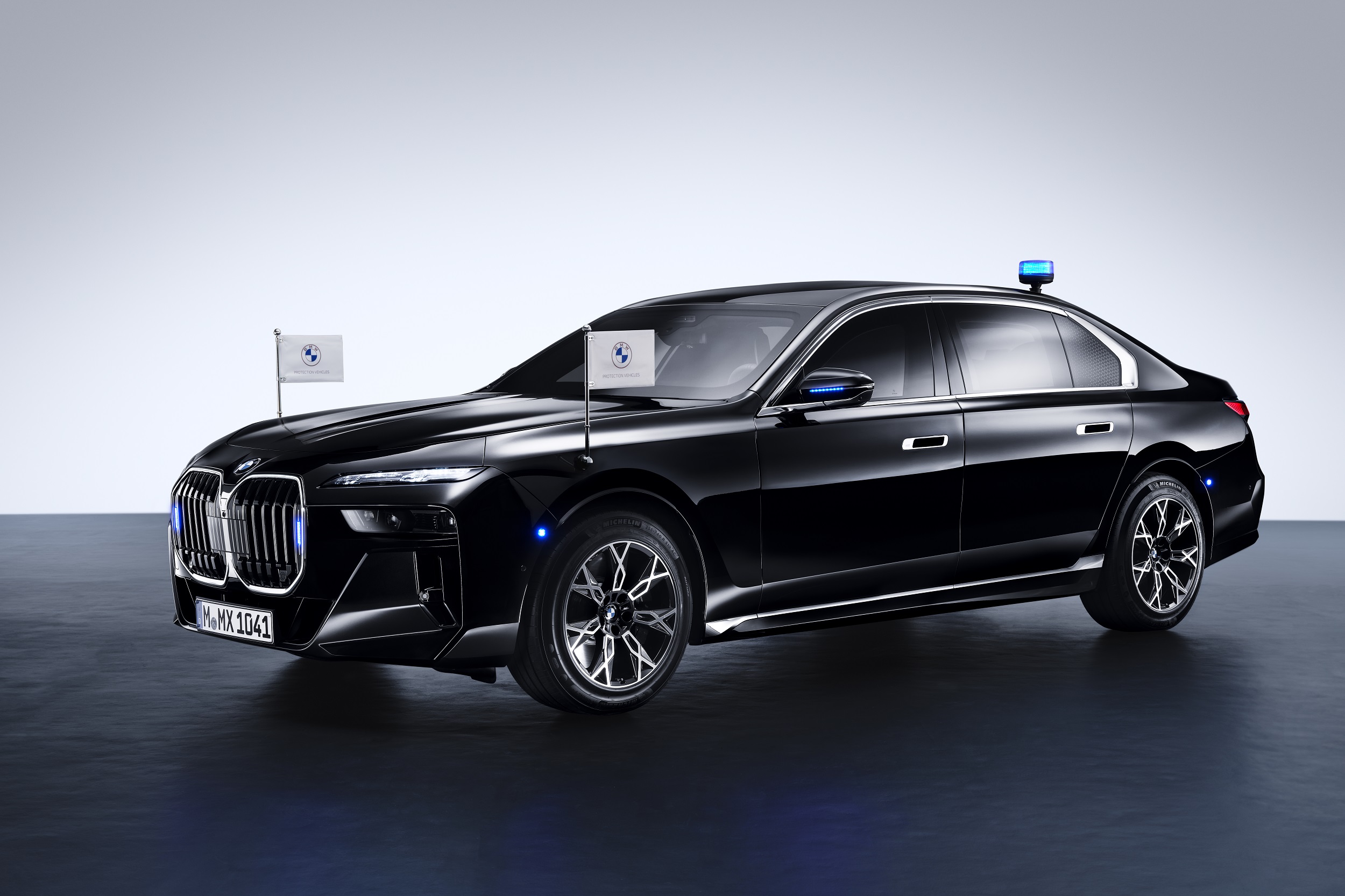 BMW Debuts Seventh-Generation 7 Series with Upgraded EV Models and New Interior Tech