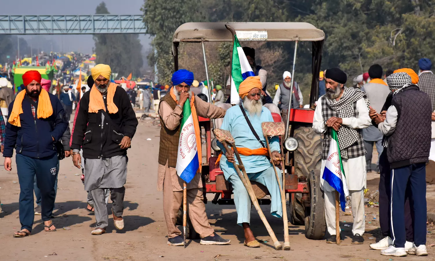 Cops fire tear gas to disperse farmers