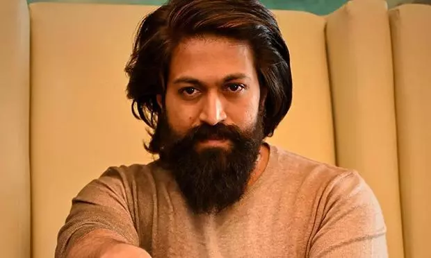 TOXIC actor Yash spotted buying chocolate from a small shop, Photos Viral