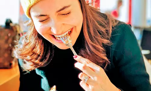 To Lose Weight, Eat With Your Left Hand