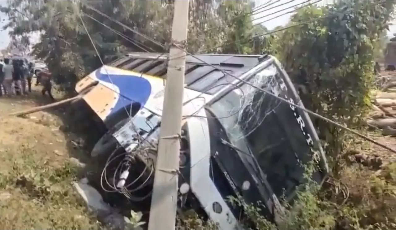 Vizag-Bhadrachalam TSRTC Bus Overturns, Passsengers Safe Vizag-Bhadrachalam TSRTC Bus Overturns, Passsengers Safe