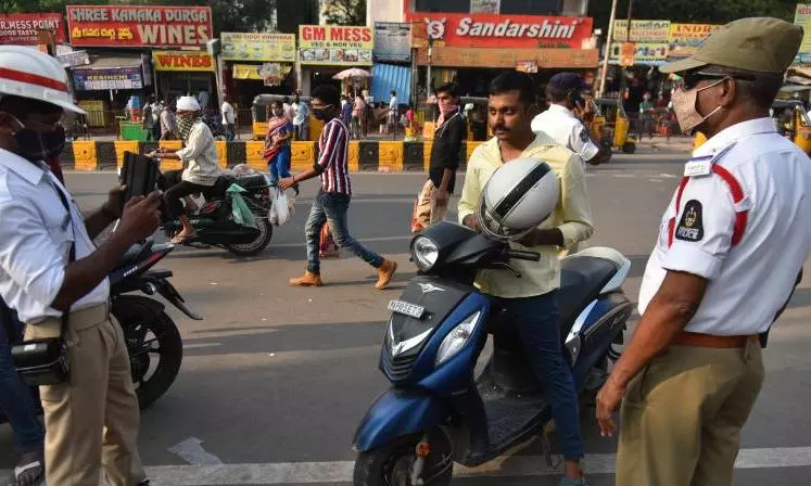 Biker Threatens Traffic Cop for Being Challaned
