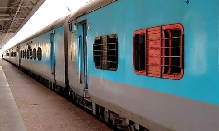 Derailment of Coaches Delays Janmabhoomi Express Derailment of Coaches Delays Janmabhoomi Express