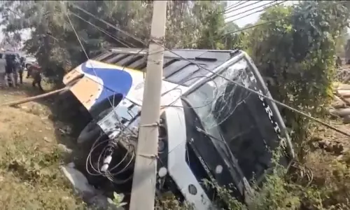 Vizag-Bhadrachalam TSRTC Bus Overturns, Passsengers Safe