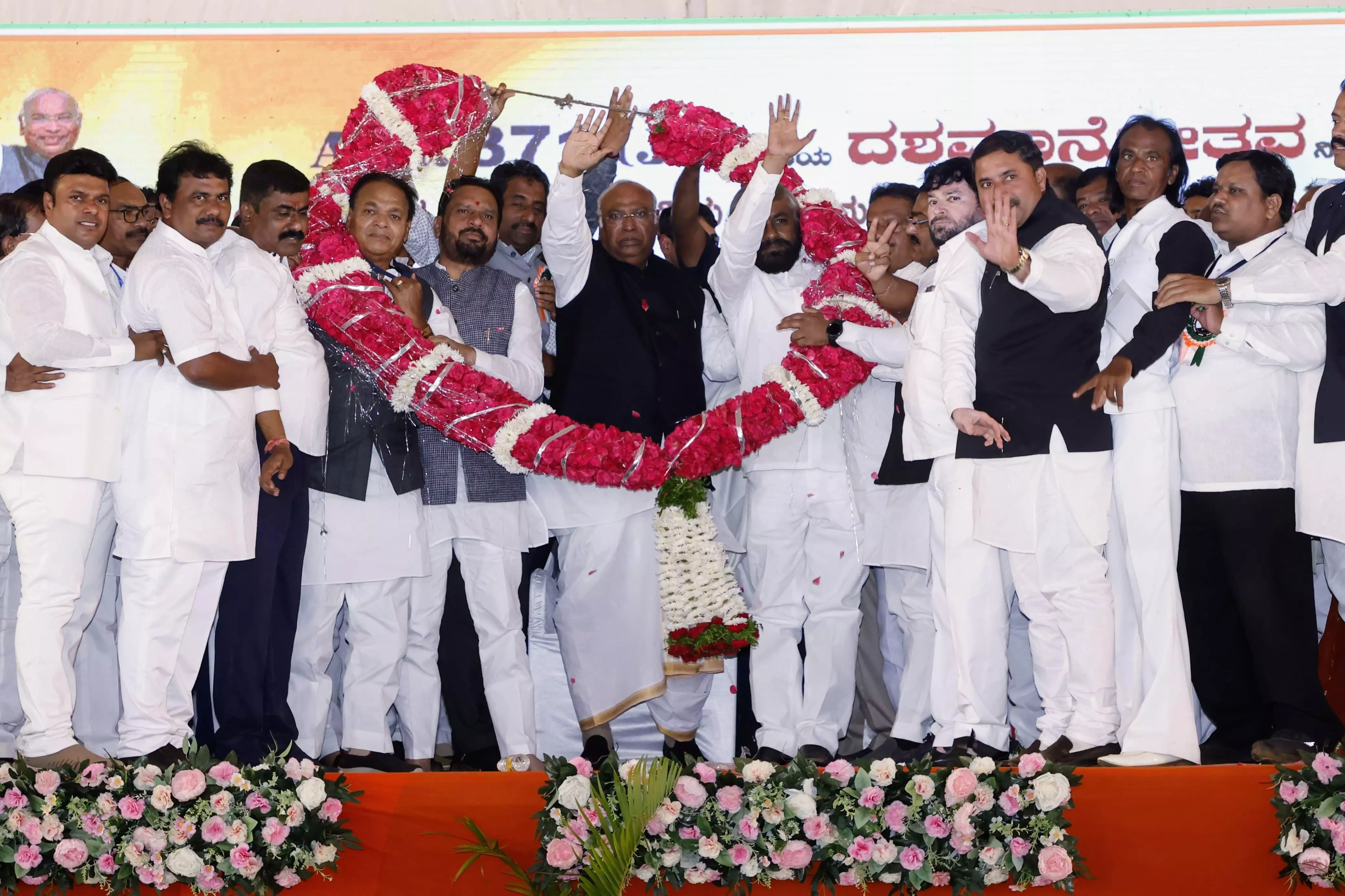 Kharge Slams Congress Defectors Joining BJP, Calls for Unity Ahead of 2024