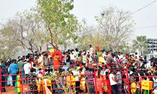 Adilabad SP Slaps ASI in front of Family Members at Medaram Adilabad SP Slaps ASI in front of Family Members at Medaram