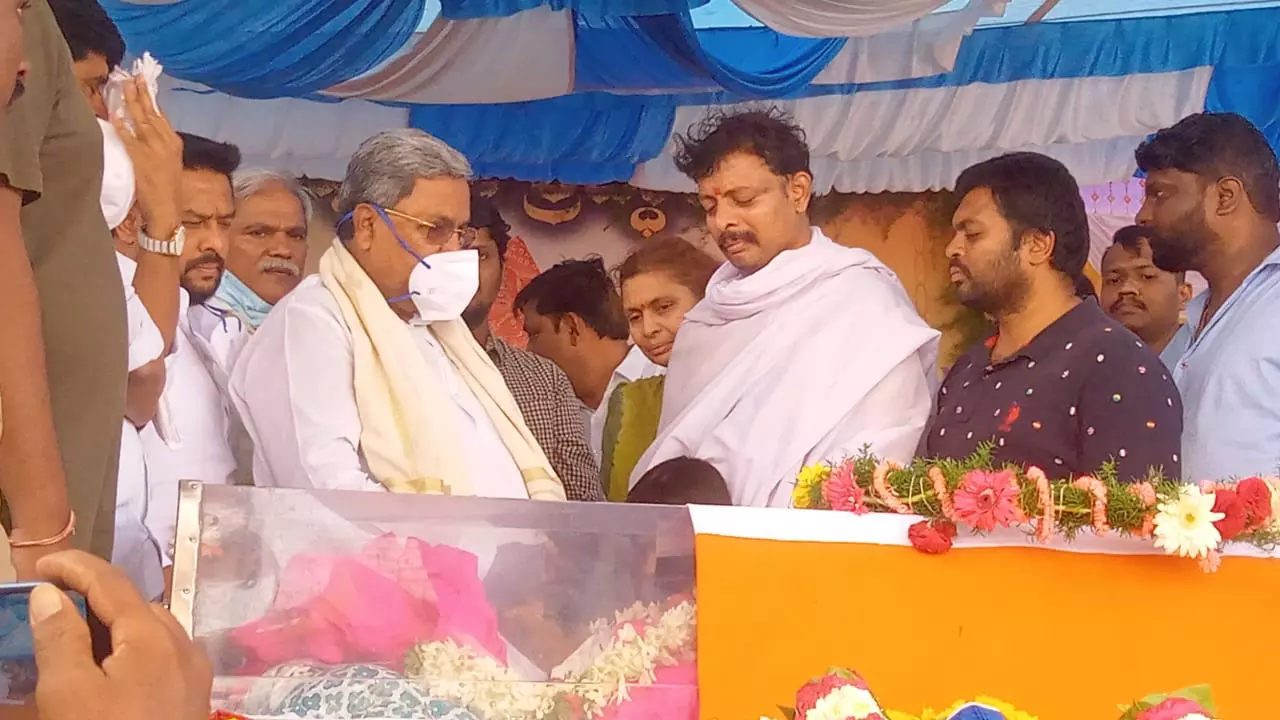 Karnataka: Surapur MLA Raja Venkatappa Naik Laid to Rest with State Honors Karnataka: Surapur MLA Raja Venkatappa Naik Laid to Rest with State Honors