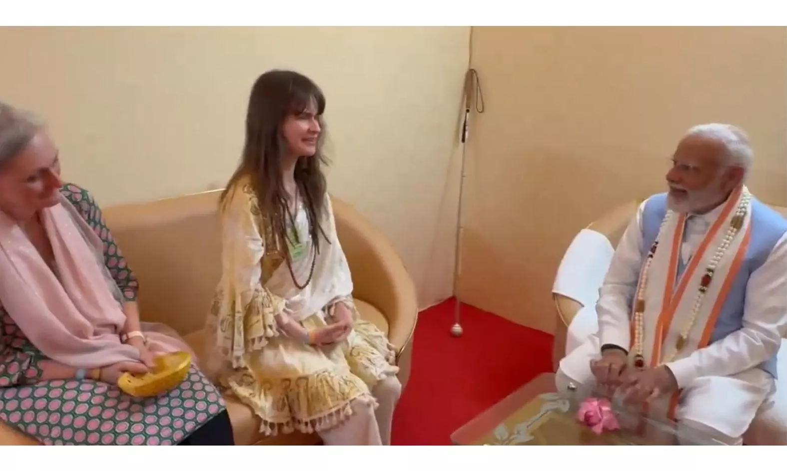 PM Modi Delighted by Performance of German Singer Cassandra Mae Spittmann PM Modi Delighted by Performance of German Singer Cassandra Mae Spittmann