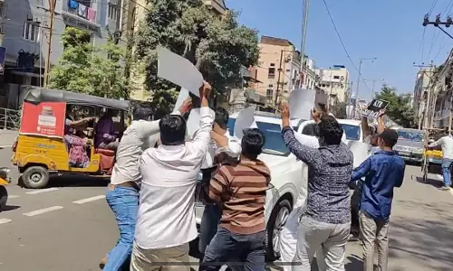 KTR Convoy Stopped by Hyderabad Youth Congress Members