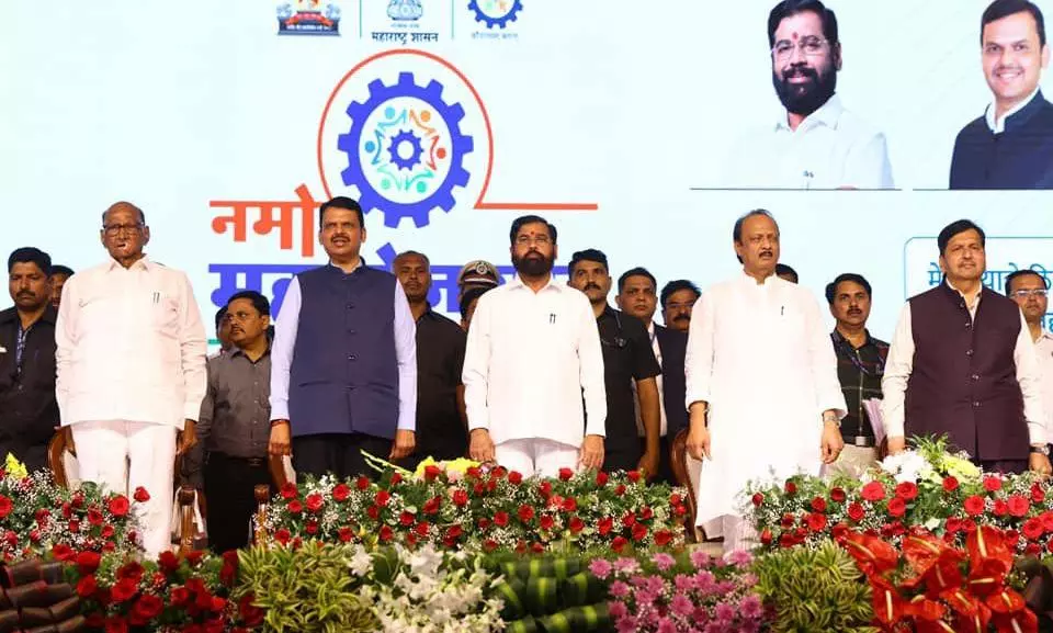 Ajit, Supriya Share Dias in Baramati, Avoid Each Other