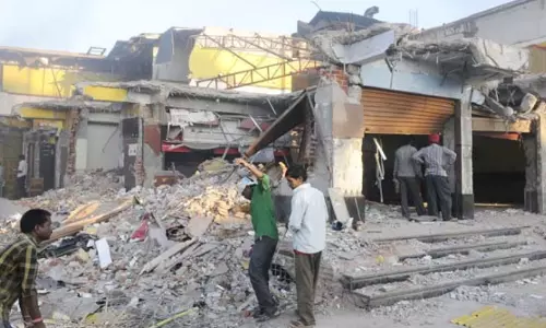 GHMC razes 10 ‘houses’ built on Hussainsagar FTL