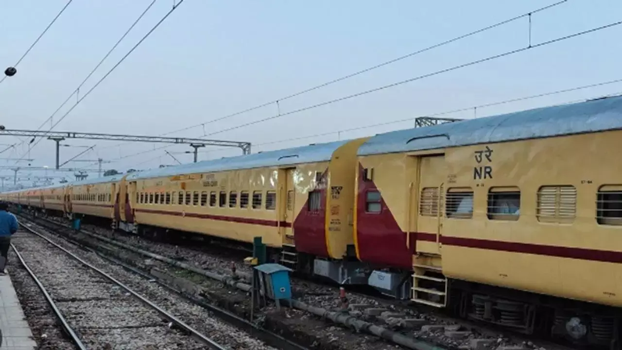 Stones pelted on Aastha train from Ayodhya to Mumbai