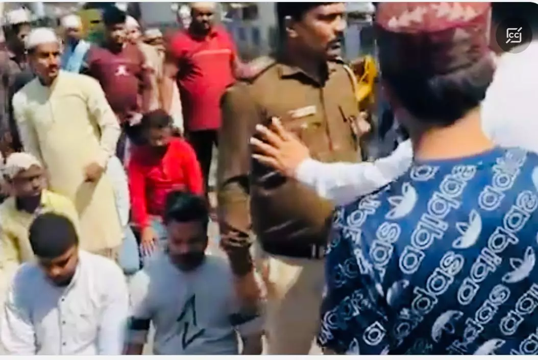 Delhi Cop Allegedly Assaults People Offering Namaz On Road, Gets Suspended