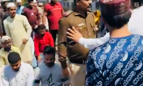 Delhi Cop Allegedly Assaults People Offering Namaz On Road, Gets Suspended