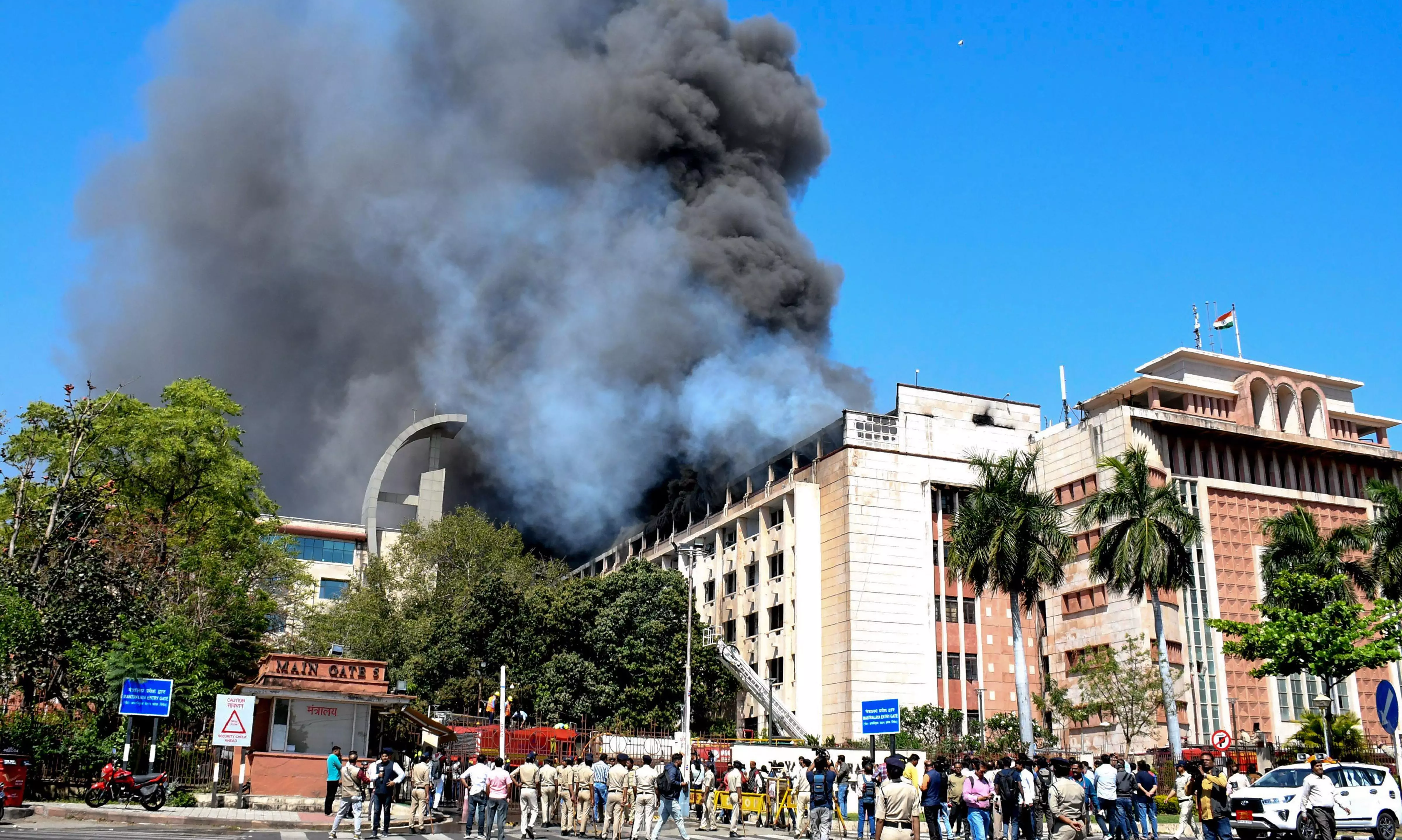 Massive fire breaks out at MP state secretariat