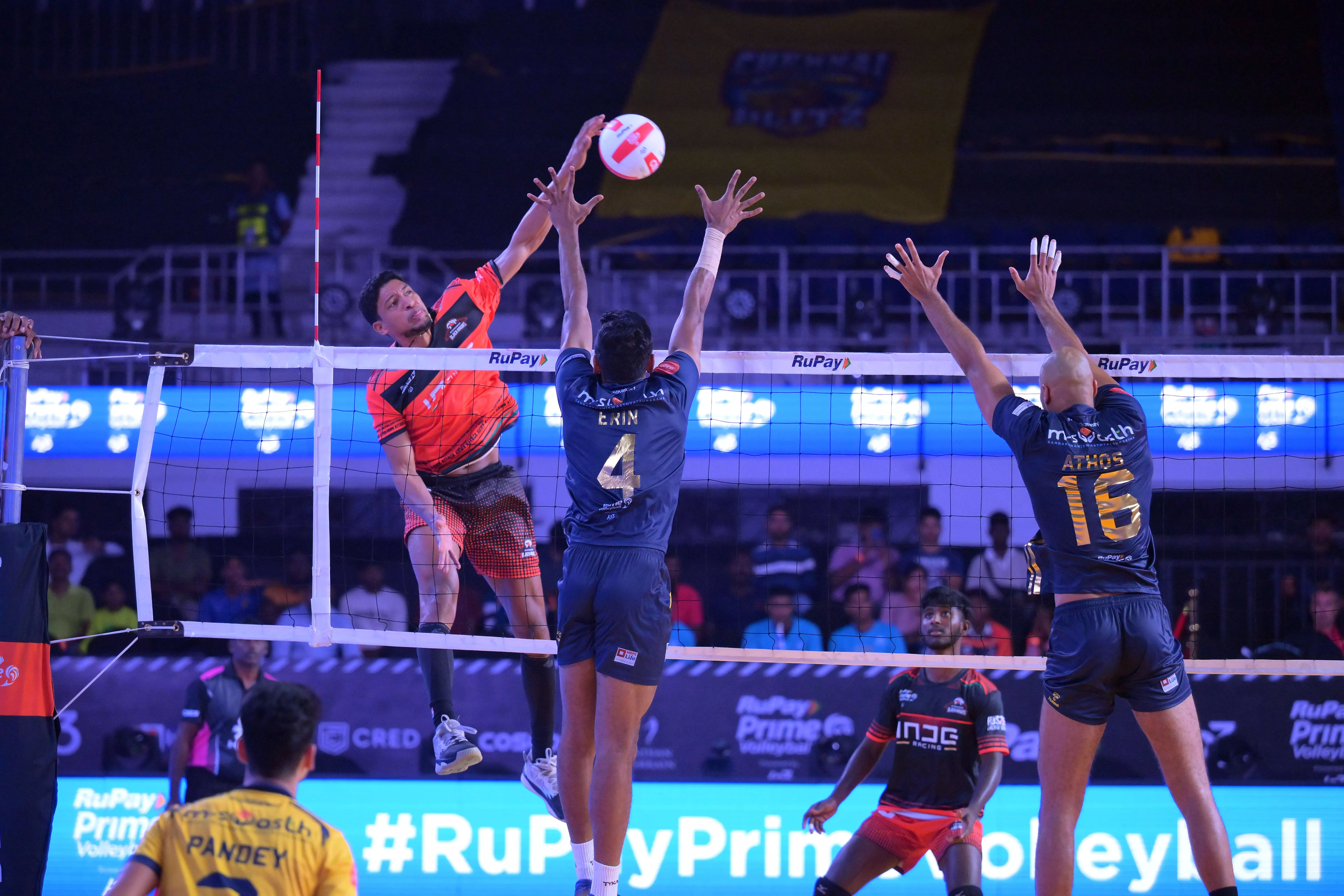 Kochi Blue Spikers beats Hyderabad Black Hawks