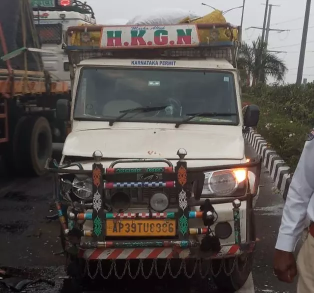 Hyderabad: Two seriously injured in ORR accident Hyderabad: Two seriously injured in ORR accident