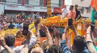 In Scorching Heat Hundreds Line Up For PM Modis Road Show In Palakkad In Scorching Heat Hundreds Line Up For PM Modis Road Show In Palakkad