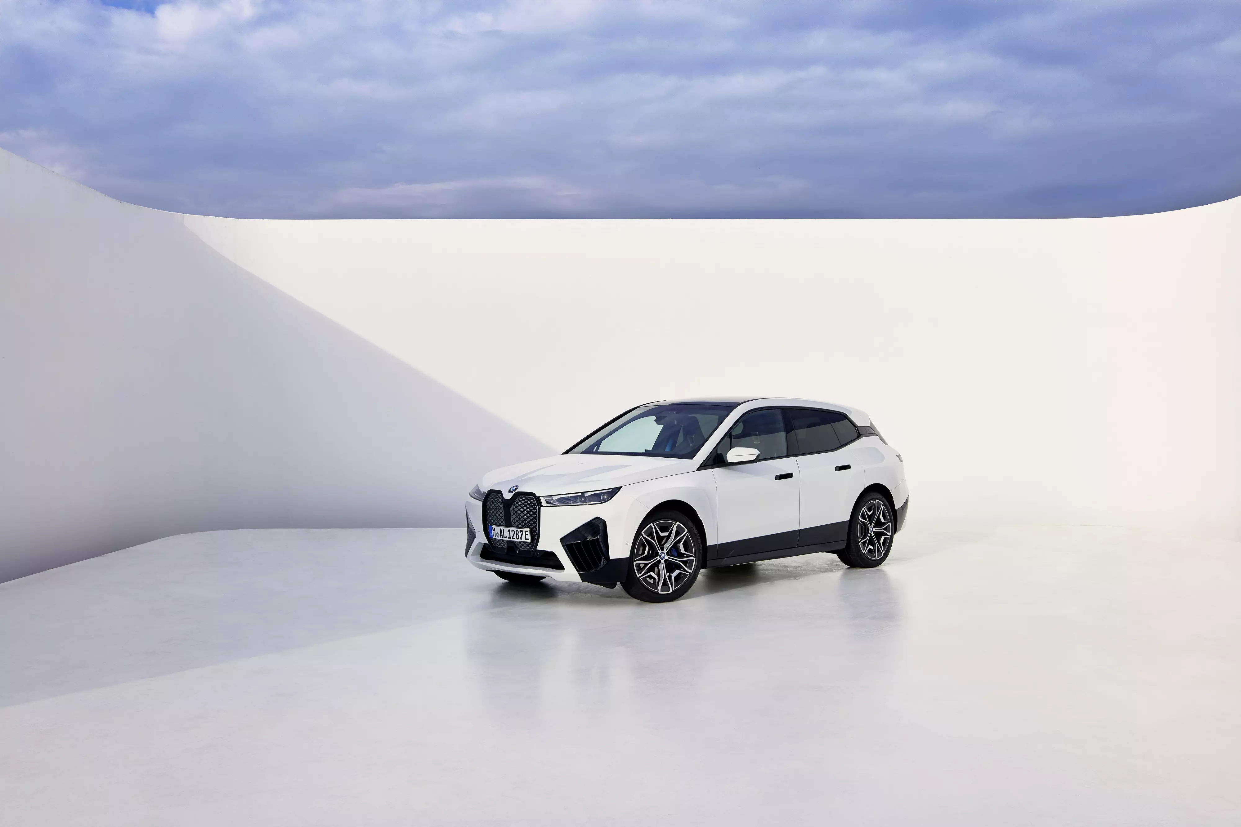 BMW iX xDrive50 Launched At Rs 1.40 Crore