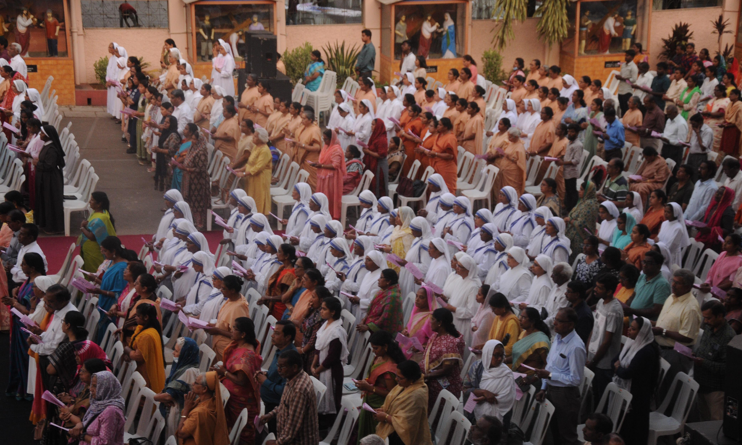 Bishops, 200 Priests take Part in Chrism Mass, Bless Holy Oil