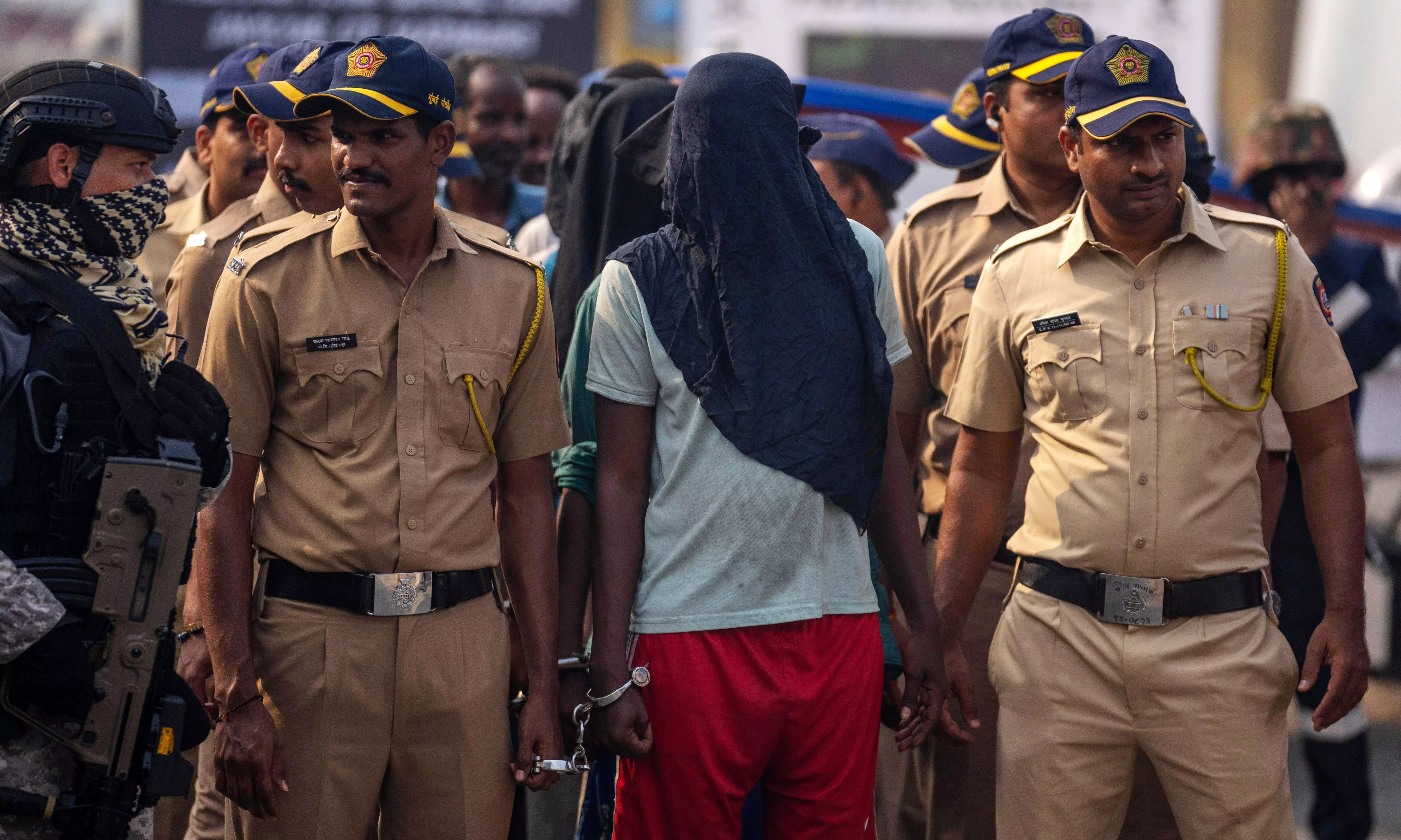 India brings 35 Somali pirates to Mumbai India brings 35 Somali pirates to Mumbai