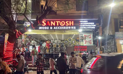 Cops Seize Vehicles with Modified Exhausts, But Let Go Sellers