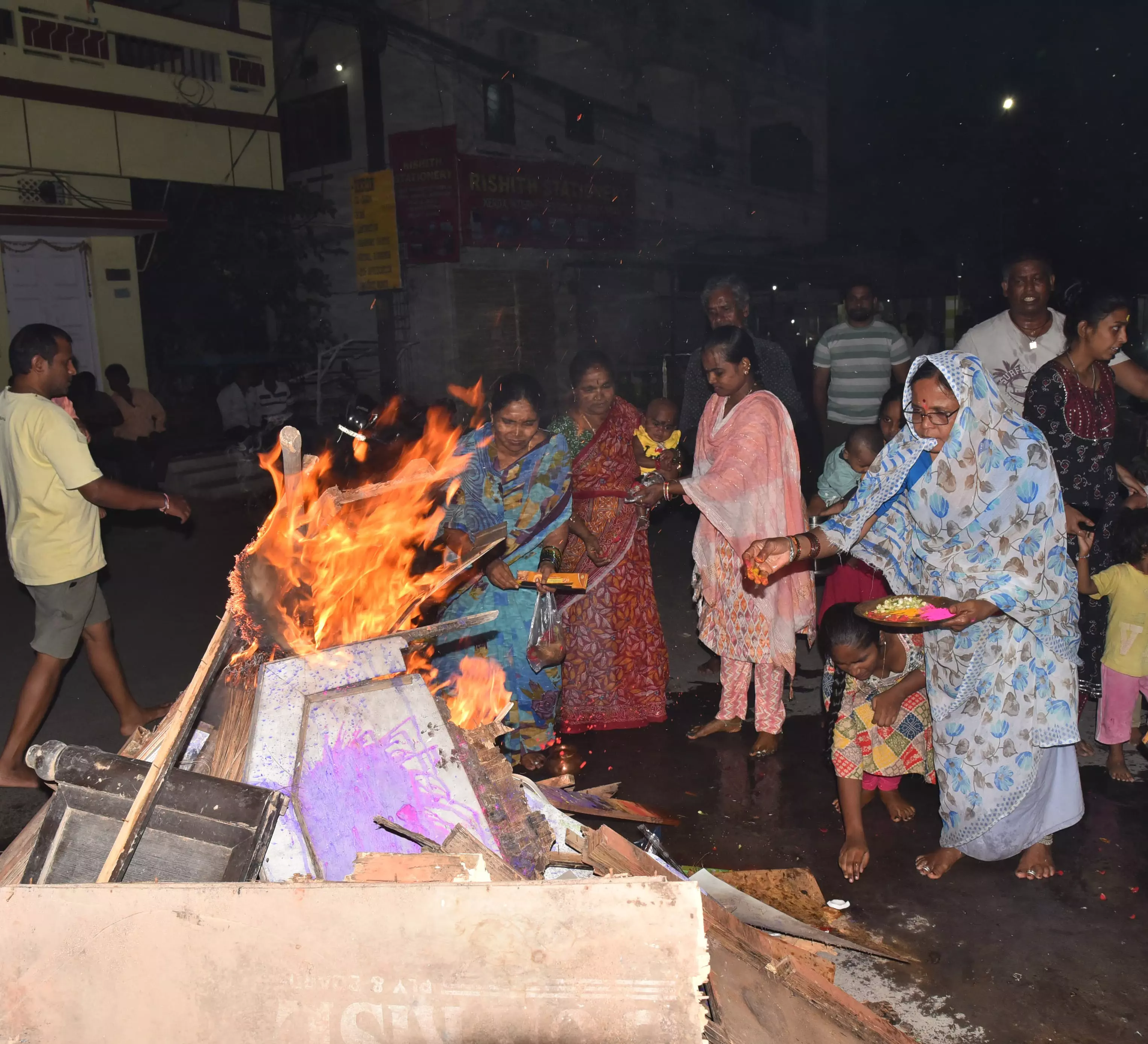Sunday Night Marked by Holi Eve Ritual ‘Holika Dahan’ Sunday Night Marked by Holi Eve Ritual ‘Holika Dahan’