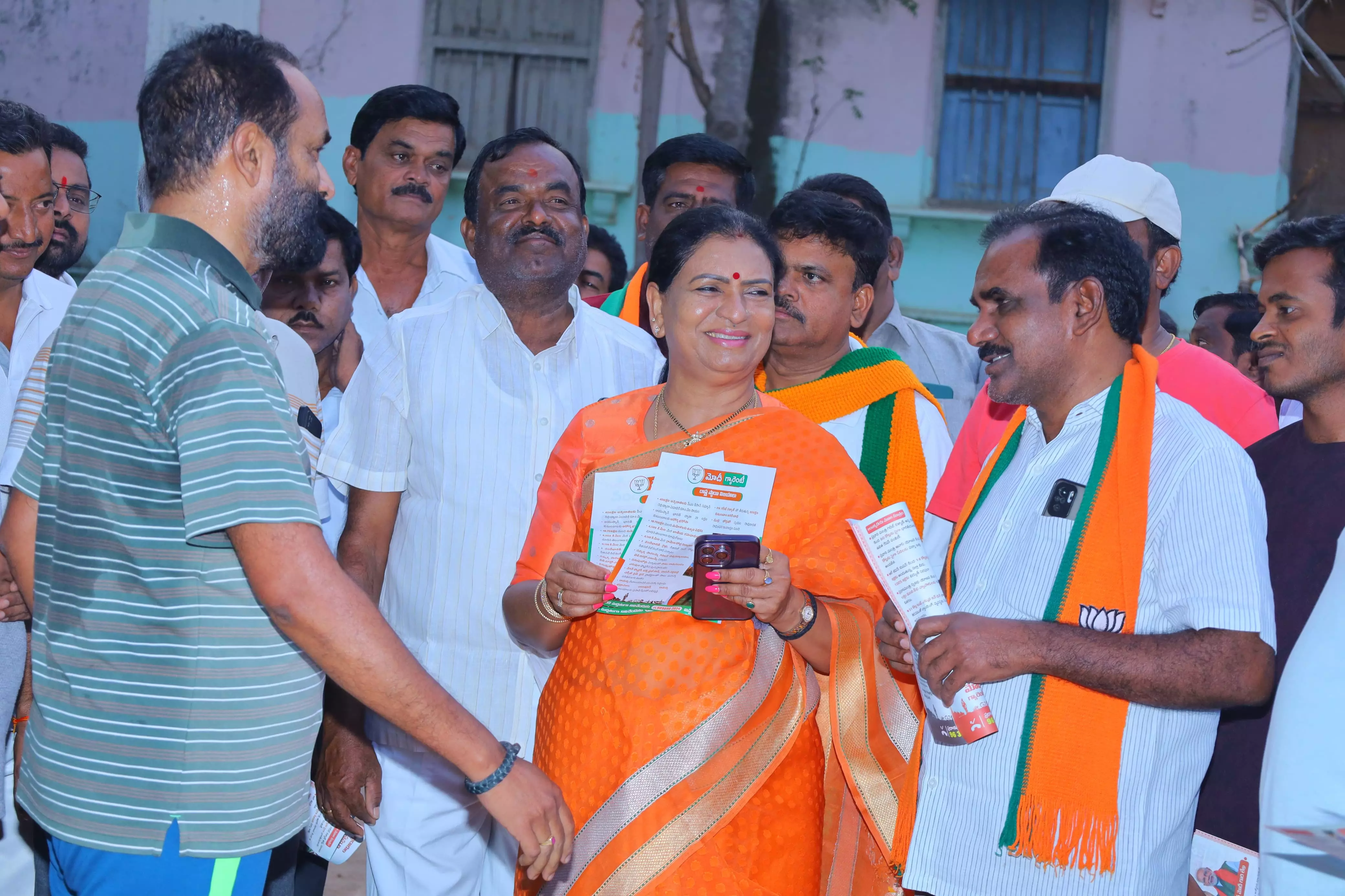 BJP’s Aruna Seeks Votes of Morning Walkers, Fitness Freaks and Women
