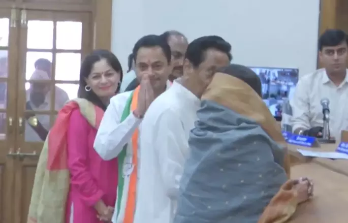 Kamal Naths Son Nakul Nath Files Nomination From Chhindwara Seat