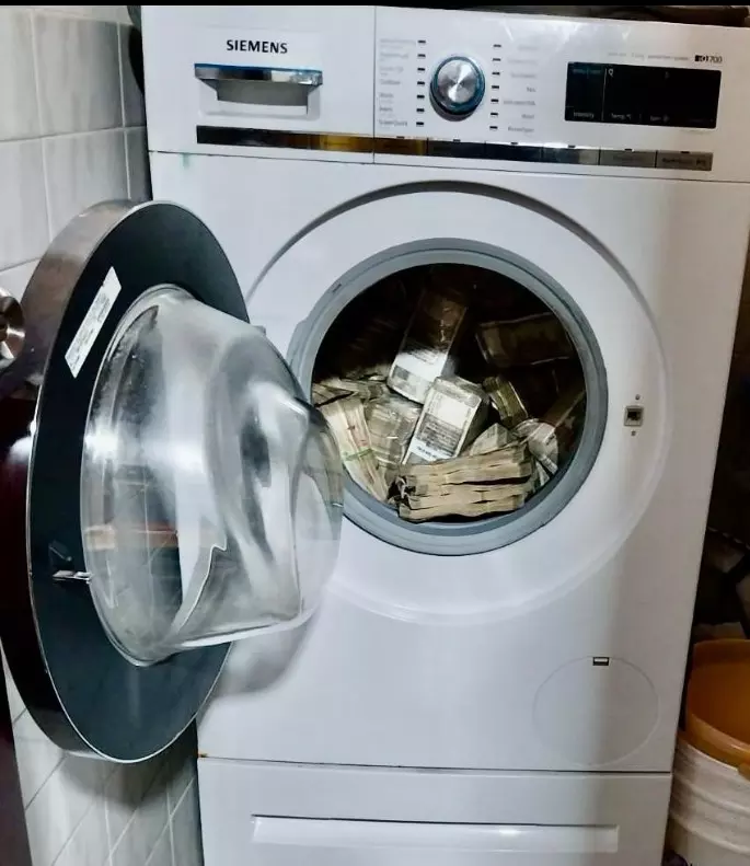 ED Officials During a Raid Seized Rs 2.54 Crore That Was Concealed in a Washing Machine. ED Officials During a Raid Seized Rs 2.54 Crore That Was Concealed in a Washing Machine.