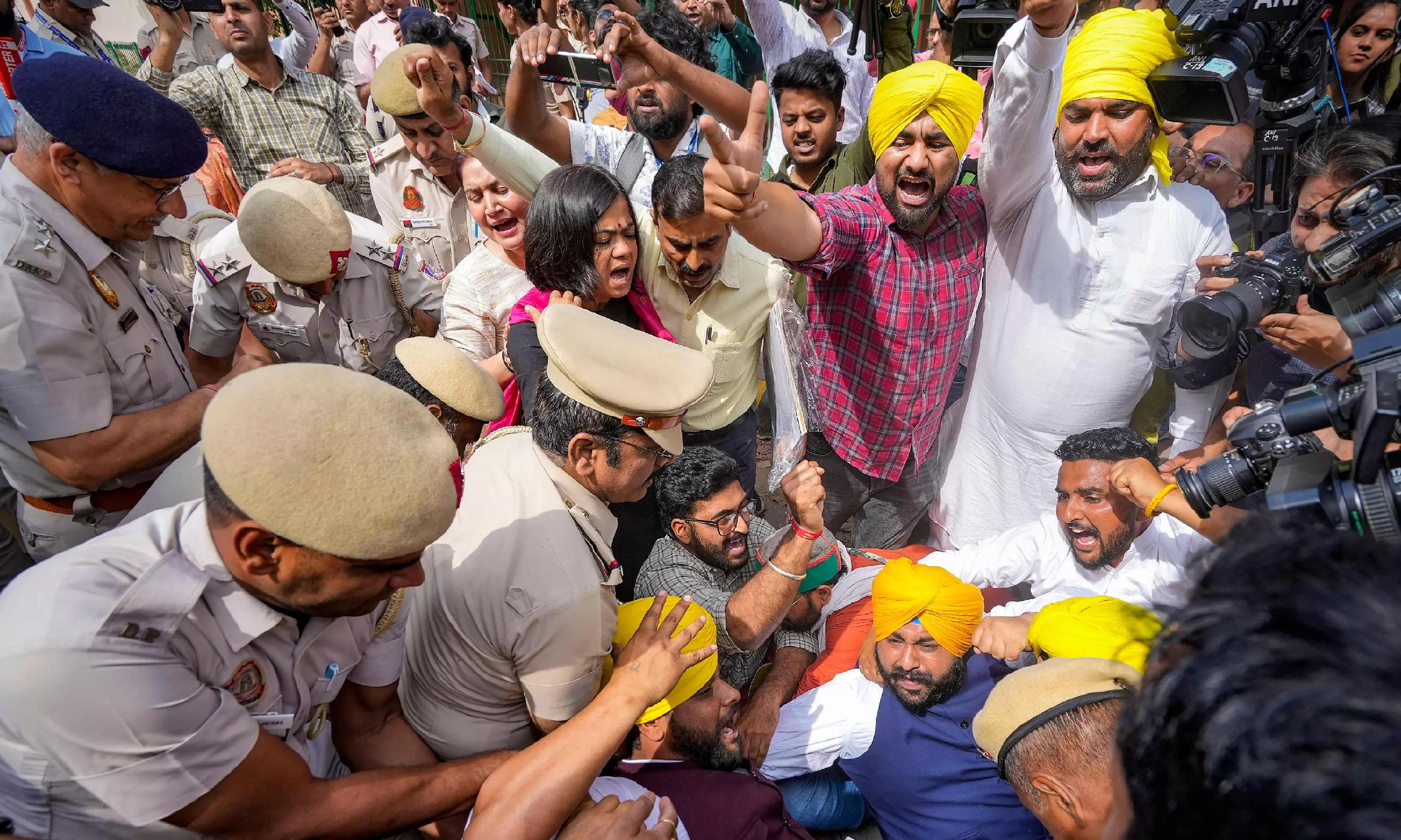 Delhi Echoes with Slogans for Kejriwal